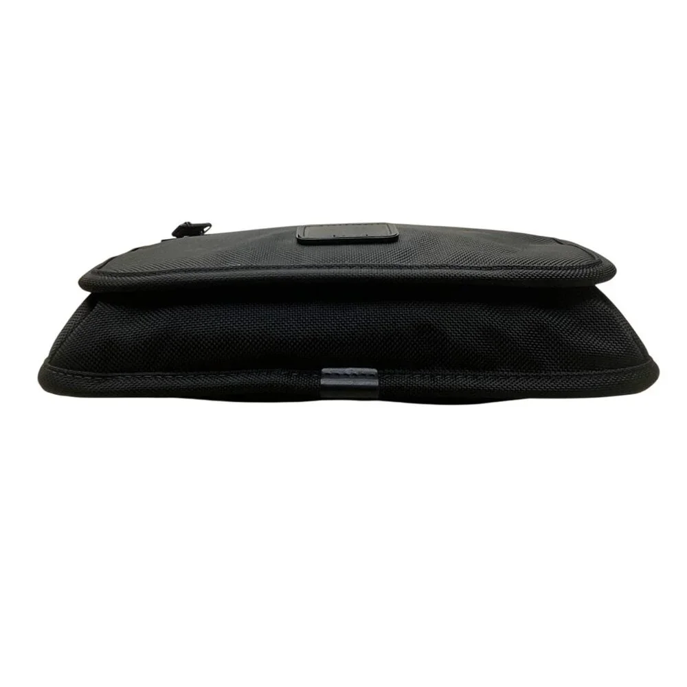 Tumi Mens Black Nylon Adjustable Strap With Zippered Pockets Messenger Bag
